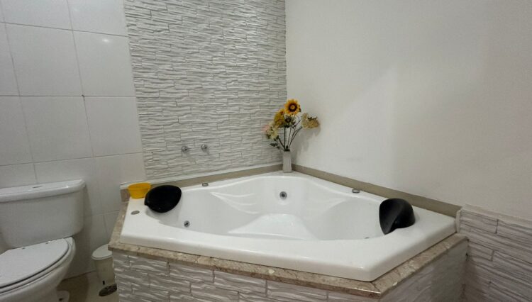 sobrado-3-dorm-suite-escritório-banheiro-hidromassagem-sala-lareira-garagem-2-carros-área-gourmet-190m2-venda (1)