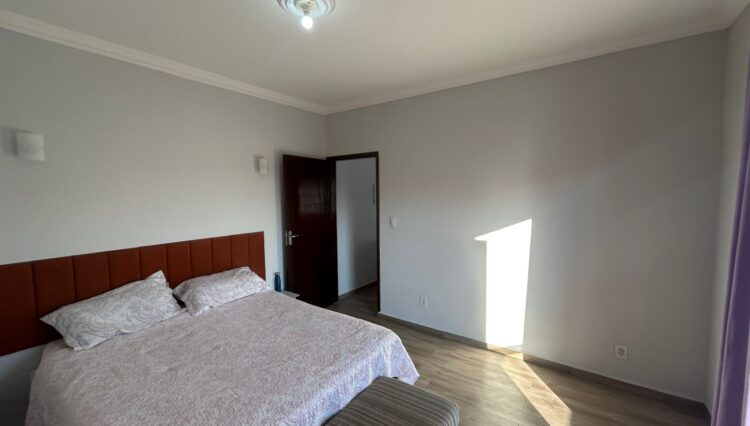 sobrado-3-dorm-suite-escritório-banheiro-hidromassagem-sala-lareira-garagem-2-carros-área-gourmet-190m2-venda (10)