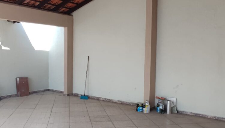 casa-2-dorm-sala-copa-cozinha-grande-quintal-vila-suissa-189m2-venda (3)