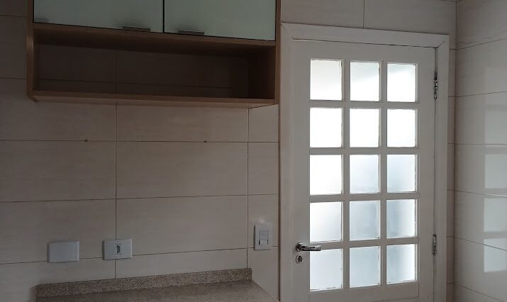 casa-térrea-3-dorm-aruã-venda-ar-condicionado-lareira-piscina-churrasq (13)