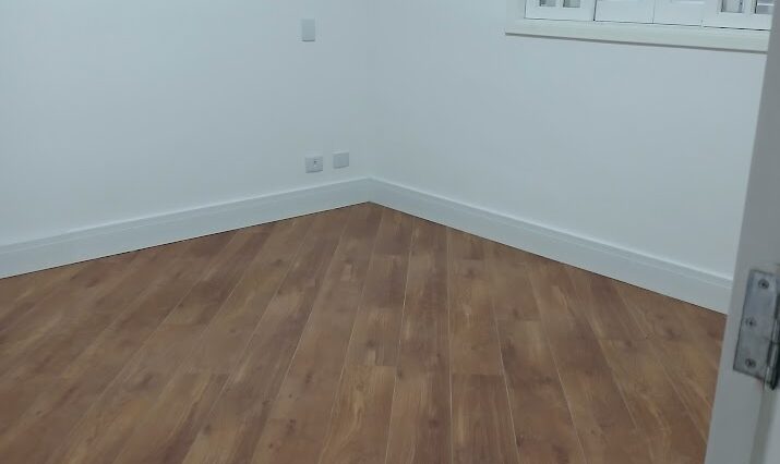 casa-térrea-3-dorm-aruã-venda-ar-condicionado-lareira-piscina-churrasq (18)