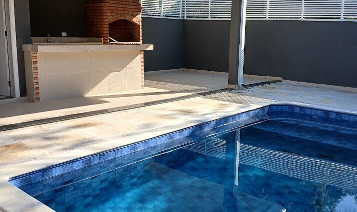 casa-térrea-3-dorm-aruã-venda-ar-condicionado-lareira-piscina-churrasq (2)
