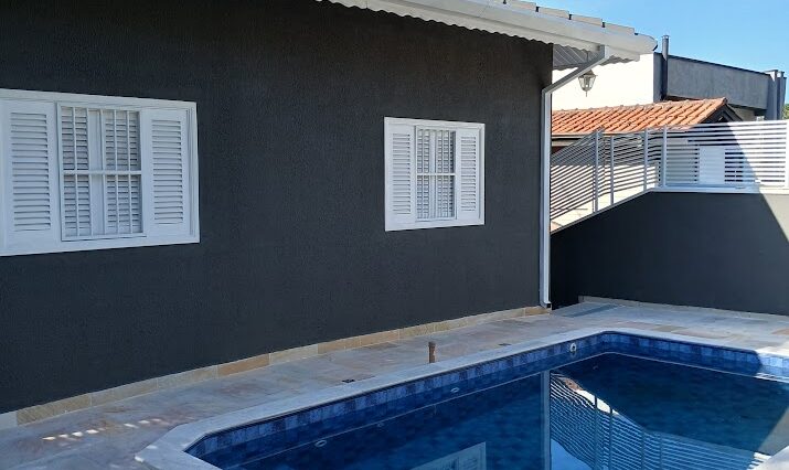 casa-térrea-3-dorm-aruã-venda-ar-condicionado-lareira-piscina-churrasq (3)