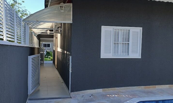casa-térrea-3-dorm-aruã-venda-ar-condicionado-lareira-piscina-churrasq (4)