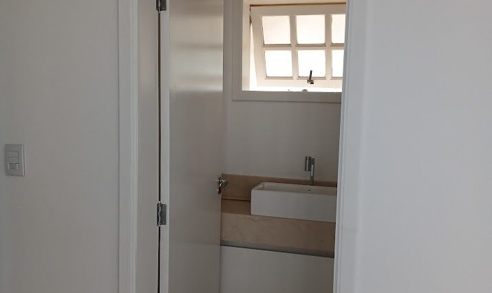 casa-térrea-3-dorm-aruã-venda-ar-condicionado-lareira-piscina-churrasq (9)